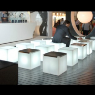 Svítící odkládací stolek KUBO
