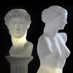 
Zářící osvětlení v podobě sochařského díla, tentokrát se stala inspirací Venuše. Rozměry: 40 x 30 h 70 cm. Určeno pro vnitřní využití.