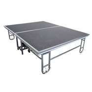 Praktické skládací pódium s kobercovým povrchem