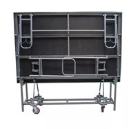 Praktické skládací pódium s kobercovým povrchem