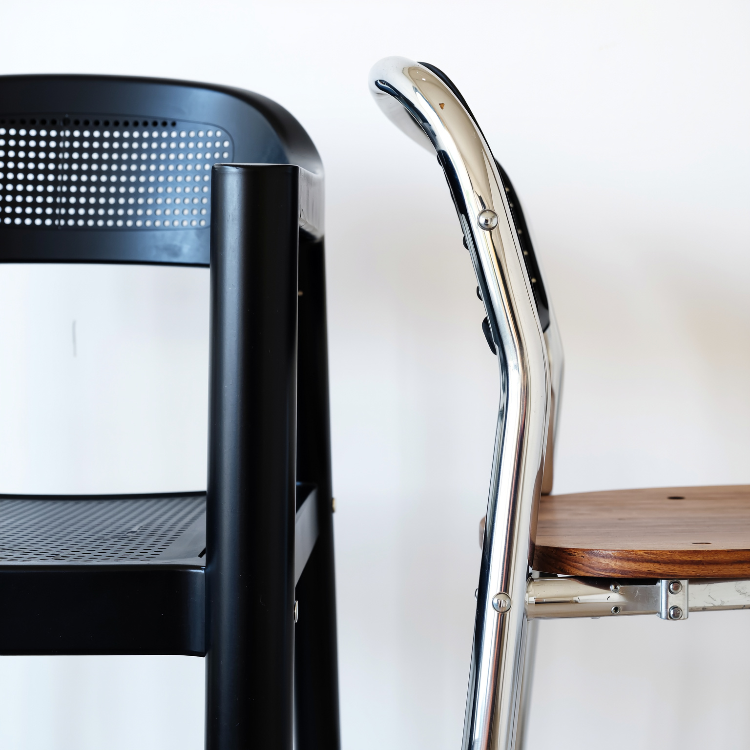 Srovnání rámů židlí – ocel vs. hliník