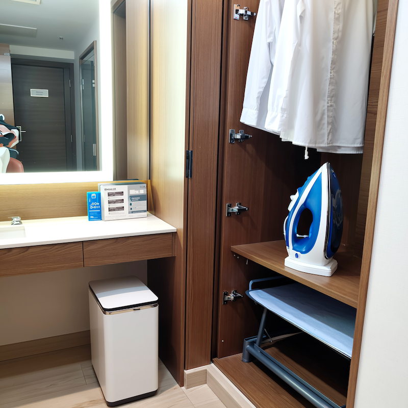 Žehlicí centrum v hotelovém pokoji